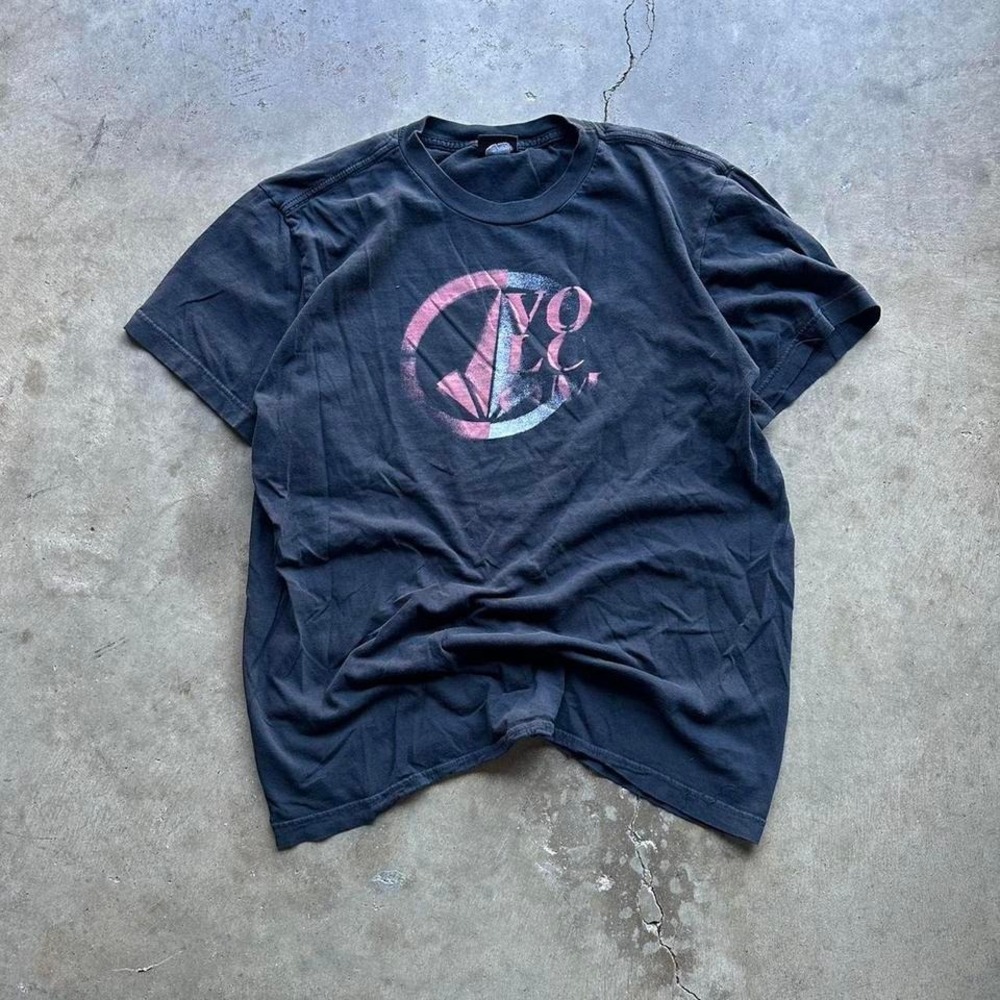 y2k 2000s Volcom center logo skater tee